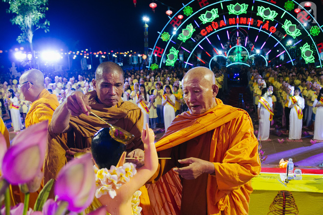 Hàng ngàn người đến đại lễ Phật Đản để được làm nghi lễ tắm Phật